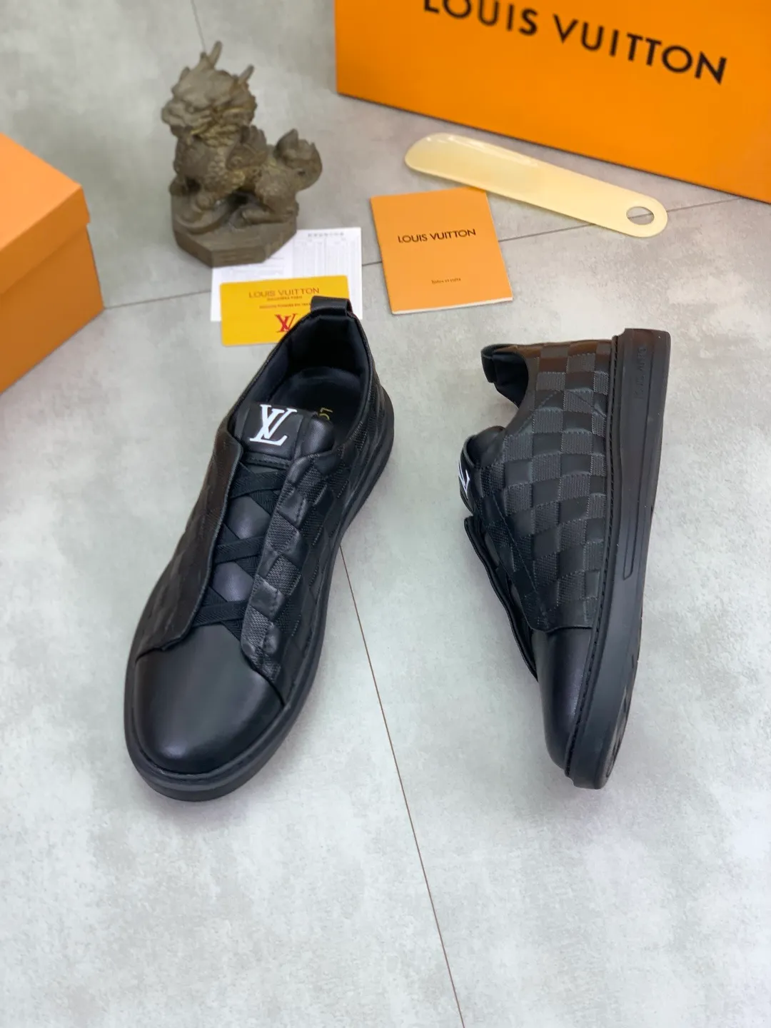 Men's men's shoes P440💰【Real price】Yangli🆘 💭💭New model launched【LOUlS VUlTTON】Louis Vuitton's new low-top men's shoes, high quality, support inspection! This style comes from Italy, very energetic and creative, giving people a comfortable and atmospheric visual impact❗Synchronization, the upper is made of silk calfskin with the original LV, imported soft sheepskin lining🐑Purely hand-stitched; LV original rubber outsole 4️⃣colors available Code number: 38~44
